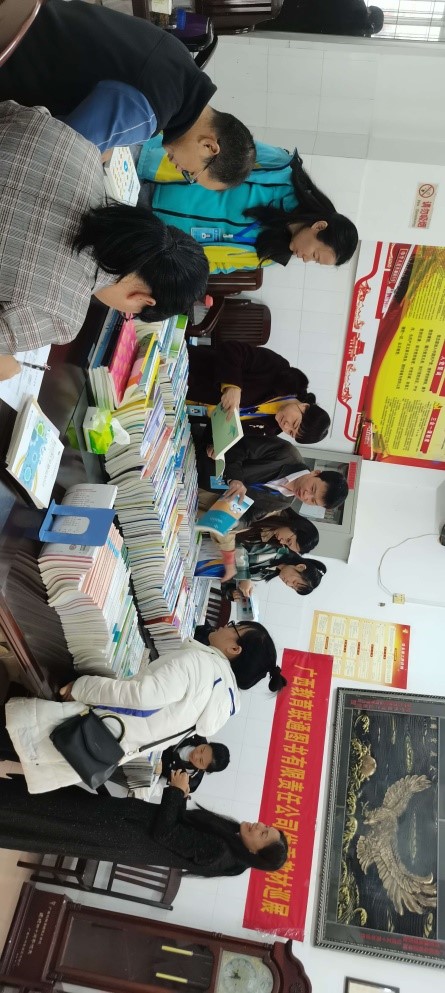 2 各部门领导、教师认真对比巡展样书，并填写样书赠送登记.jpg
