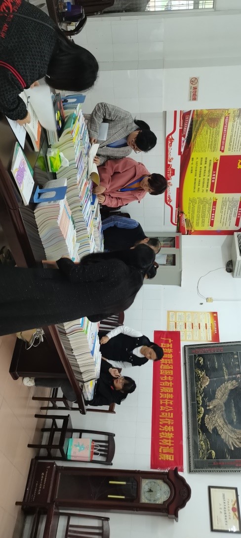 3教师们在挑选样书.jpg
