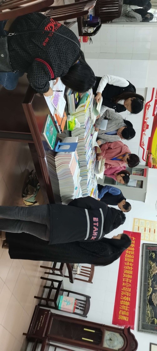 4教师们在挑选样书.jpg
