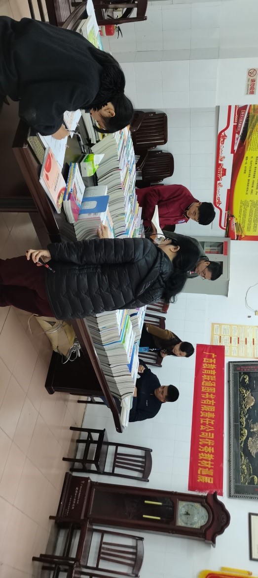 5教师们在挑选样书.jpg