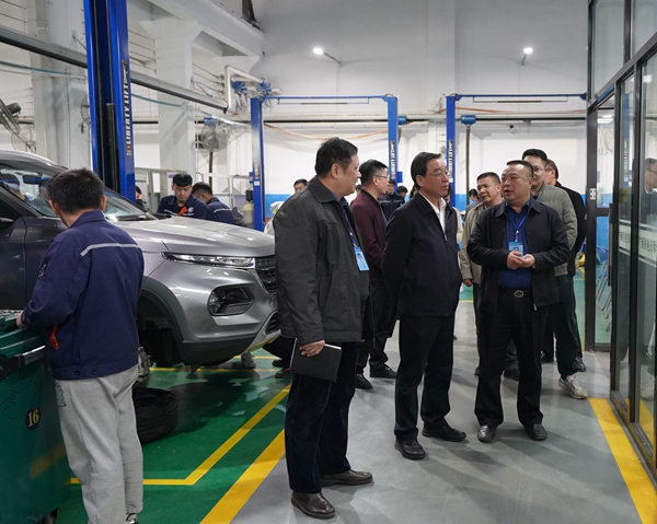 1.实地查看汽车工程系实训基地.jpg