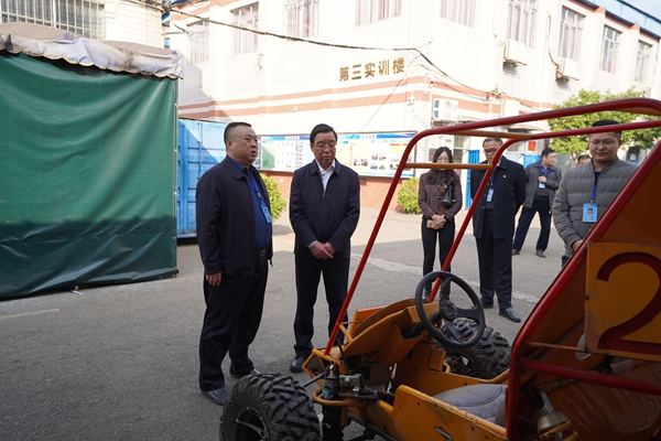 2.参观我院师生设计的巴哈赛车.JPG