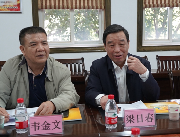 7.柳州市人大常委会副主任、总工会主席梁日春（右）讲话.jpg