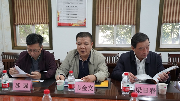 8.柳州市总工会党组成员、经费审查委员会主任韦金文（中）讲话.jpg