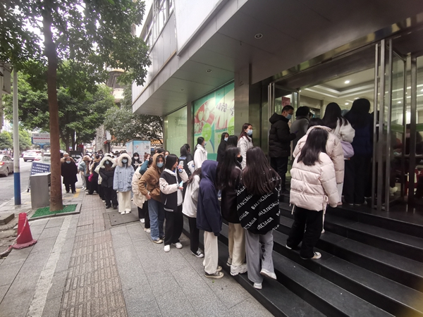 2 学生排队领取体检表.jpg