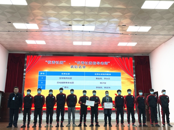 10.学院党委副书记孙杰利为获得学院“优秀社团”称号的巴哈越野赛车社团学生和社团指导老师颁奖.jpg