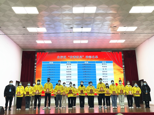 16.数控技术系党支部书记黄北源、信息技术系副主任肖颖洁为获得学院“优秀团员”称号的学生颁奖.jpg