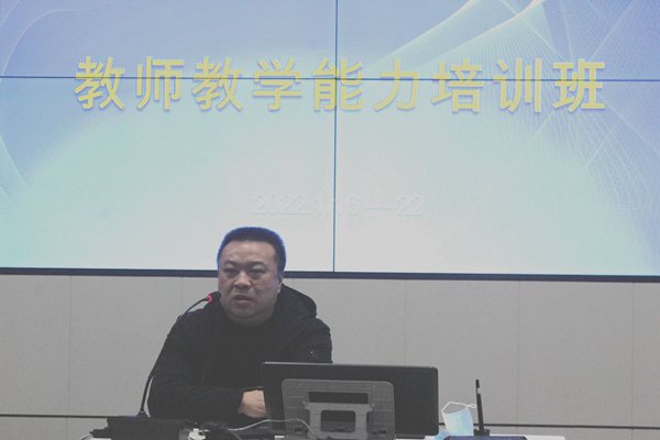 1 向金林院长出席开班仪式并做讲话.jpg