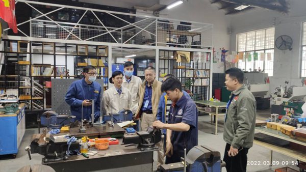 1机械工程系副主任蒋召杰介绍世赛基地建设情况.jpg