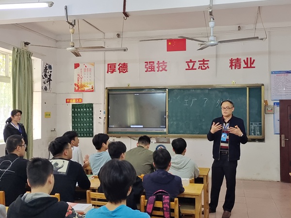 4.学院党委关意昭书记与学生们面对面深入交流.jpg