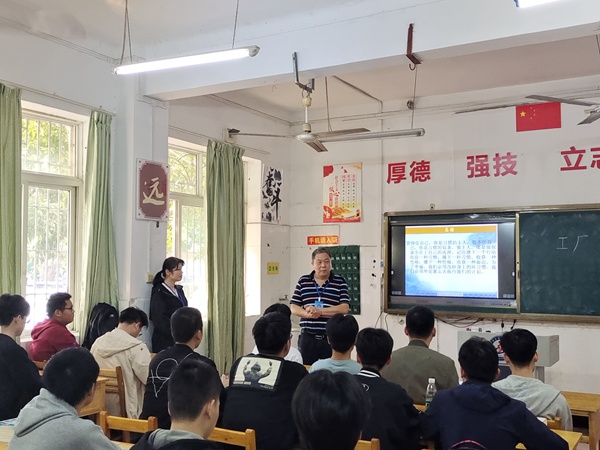 5.院长助理易新友与学生们面对面深入交流.jpg