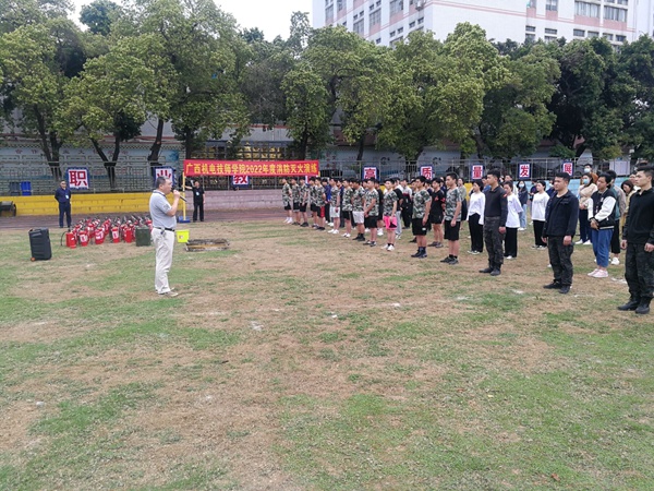 1 学院院长助理易新友发言.jpg