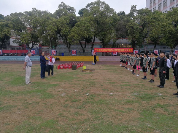 2 学工处黄昌周主任讲解灭火器使用方法.jpg