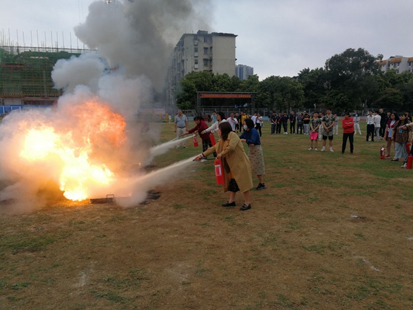 6 培训人员实战灭火演练.jpg