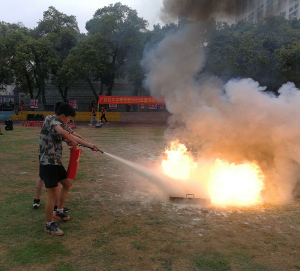 8 培训人员实战灭火演练.jpg