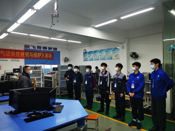 2 裁判长讲解比赛要求.jpg