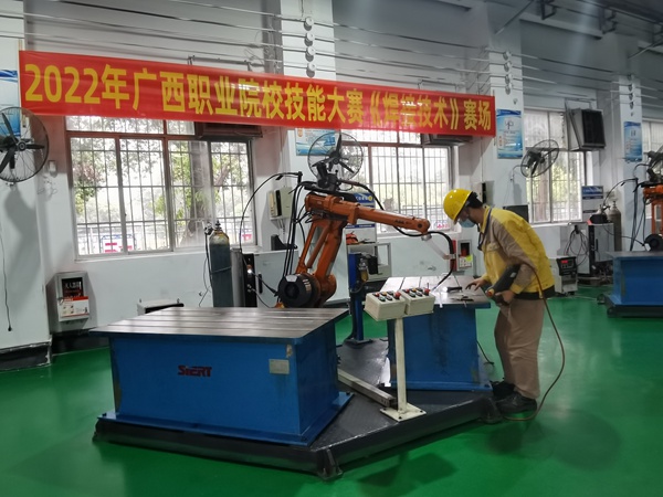 2 黄健同学在比赛.jpg