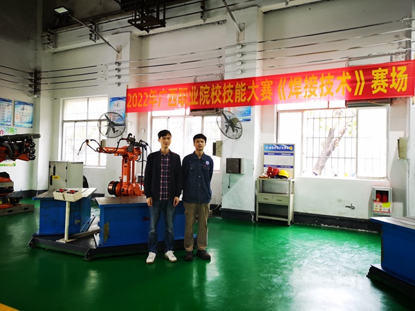 3 我院参赛选手黄健与指导教师韦柳毅合影.jpg