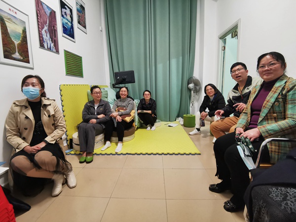 2.老师们在分享自己的故事.jpg