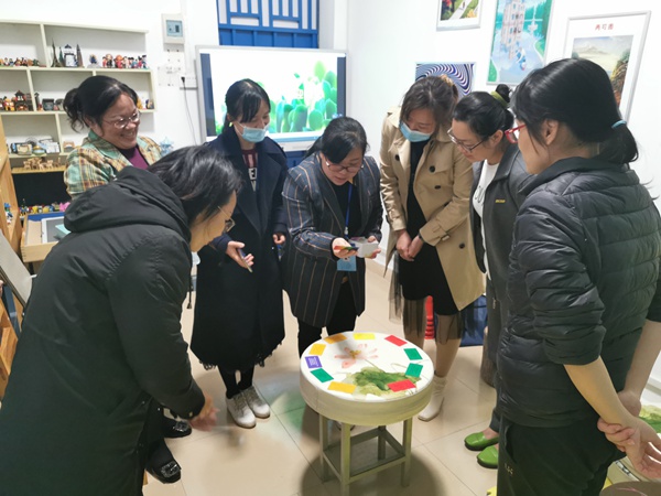 3.老师们在互相欣赏“彩虹卡”.jpg