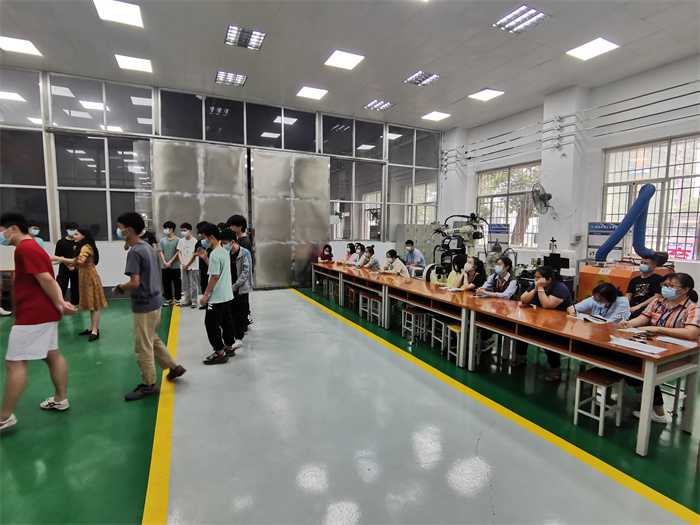 各系学管老师、班主任观摩团辅活动.jpg