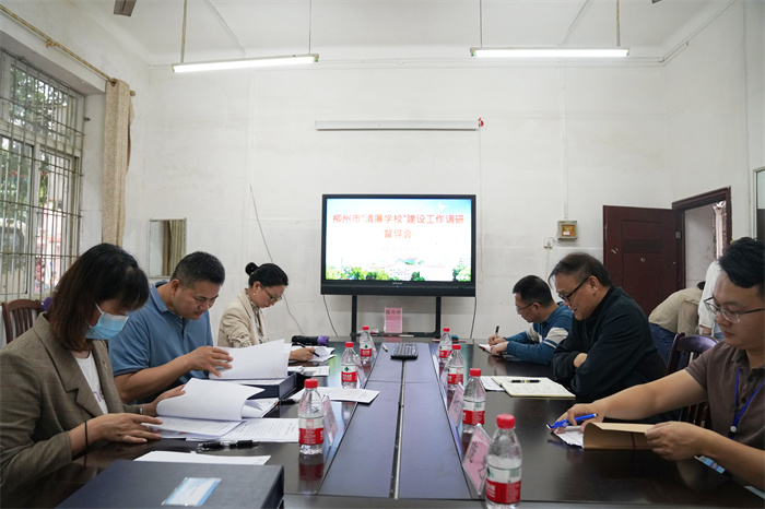 督导组翻阅清廉学校建设工作台账1.jpg