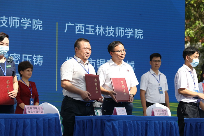 我院与上汽通用五菱汽车股份有限公司签约.jpg