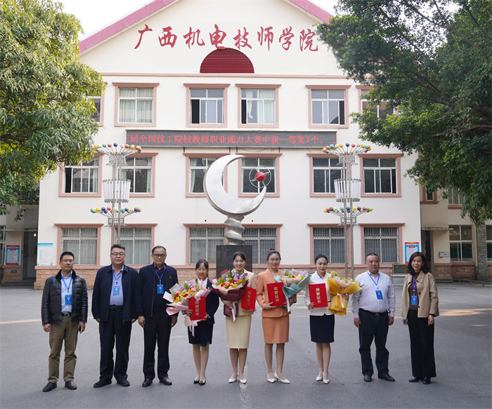 学院领导和获奖选手合影.jpg