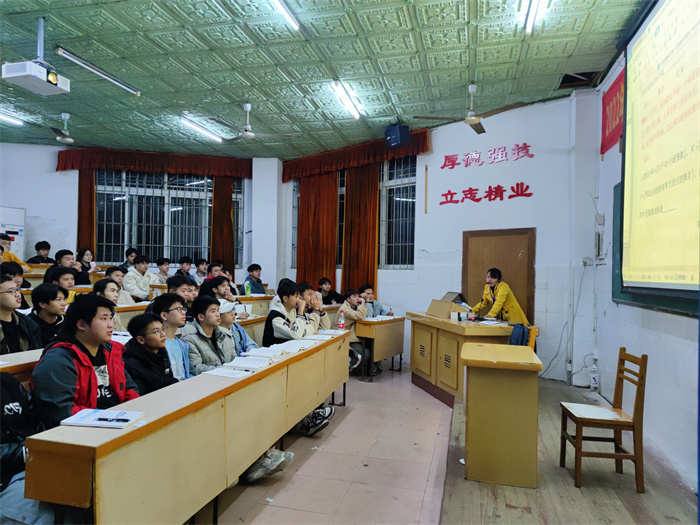 韦学敏老师在给学生授课.jpg