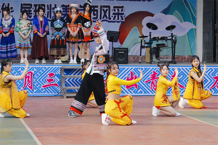 民族舞蹈表演.jpg