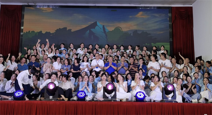 9.学院领导与毕业生合影留念.jpg
