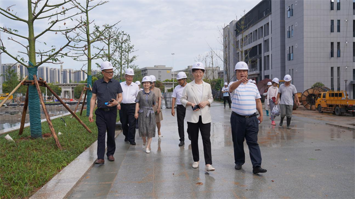 徐莉青（前右二）一行深入广西机电技师学院新校园项目工地考察调研.png