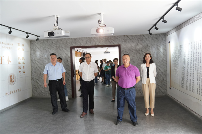 2.参加活动人员参观警示教育展厅 (2).jpg